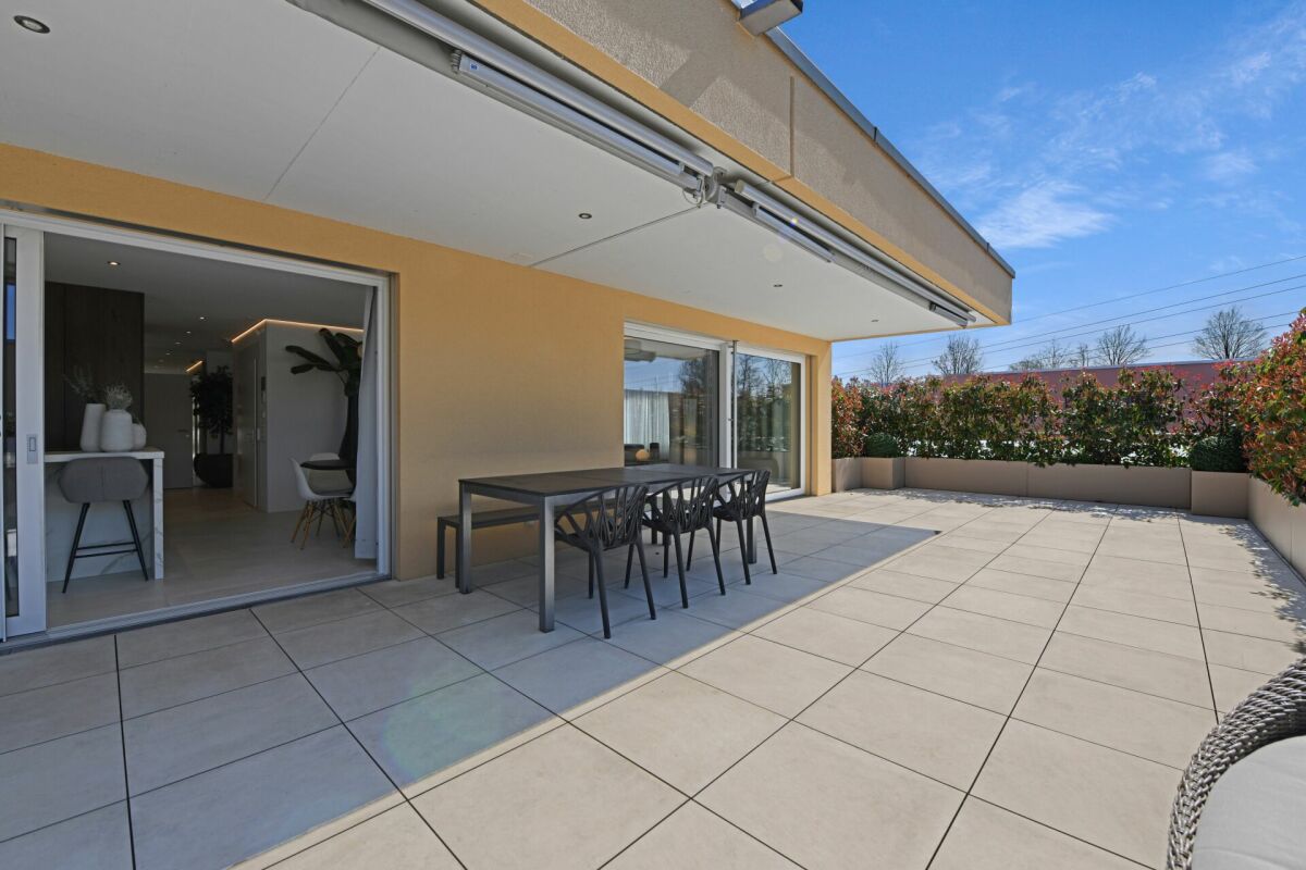 Große Dachterrasse mit Essbereich