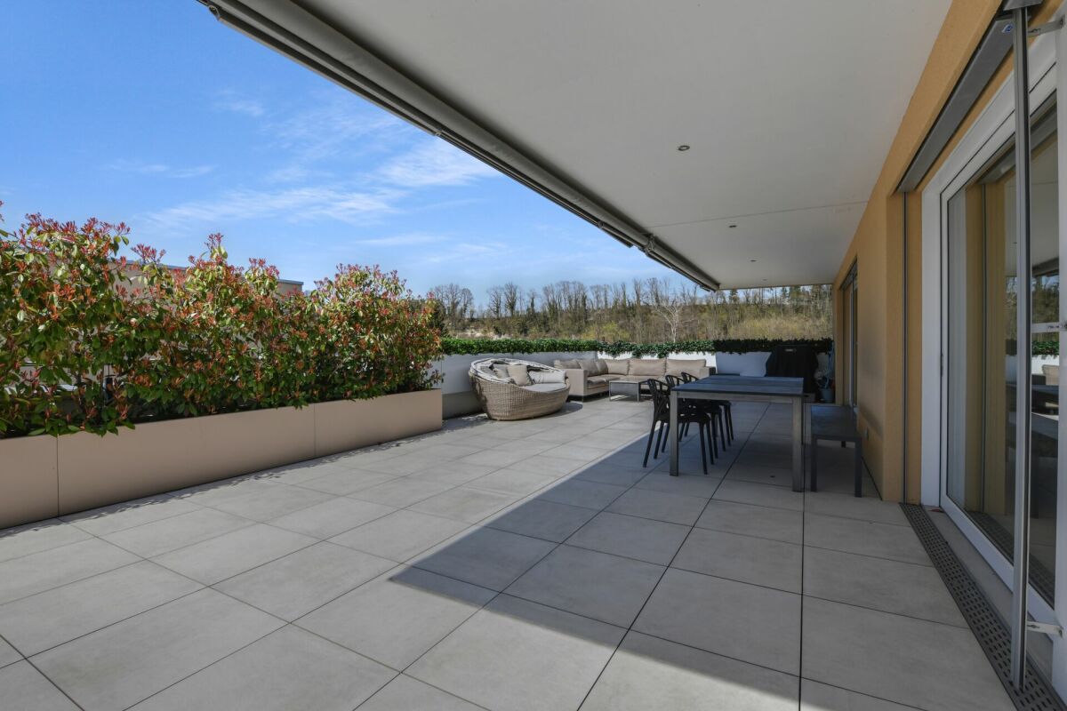 Große moderne Terrasse mit Lounge und Essbereich