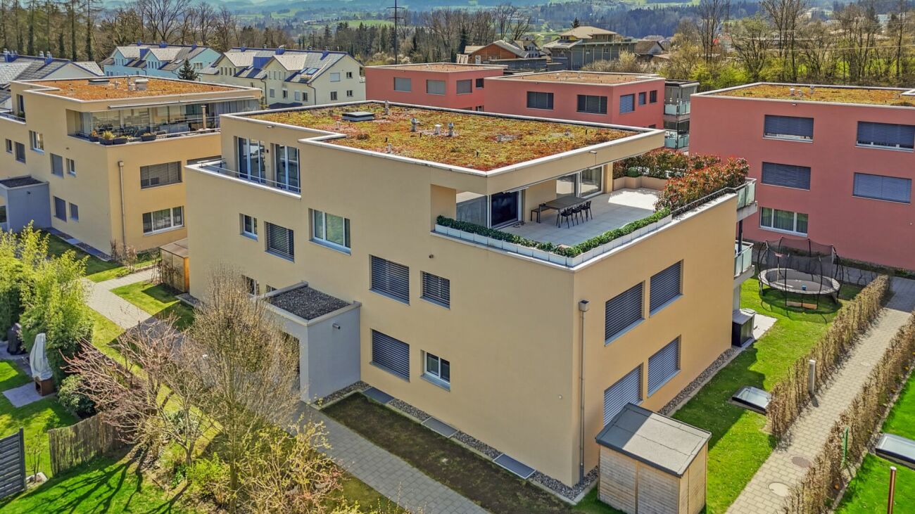 Moderne Wohnanlage mit begrünten Flachdächern