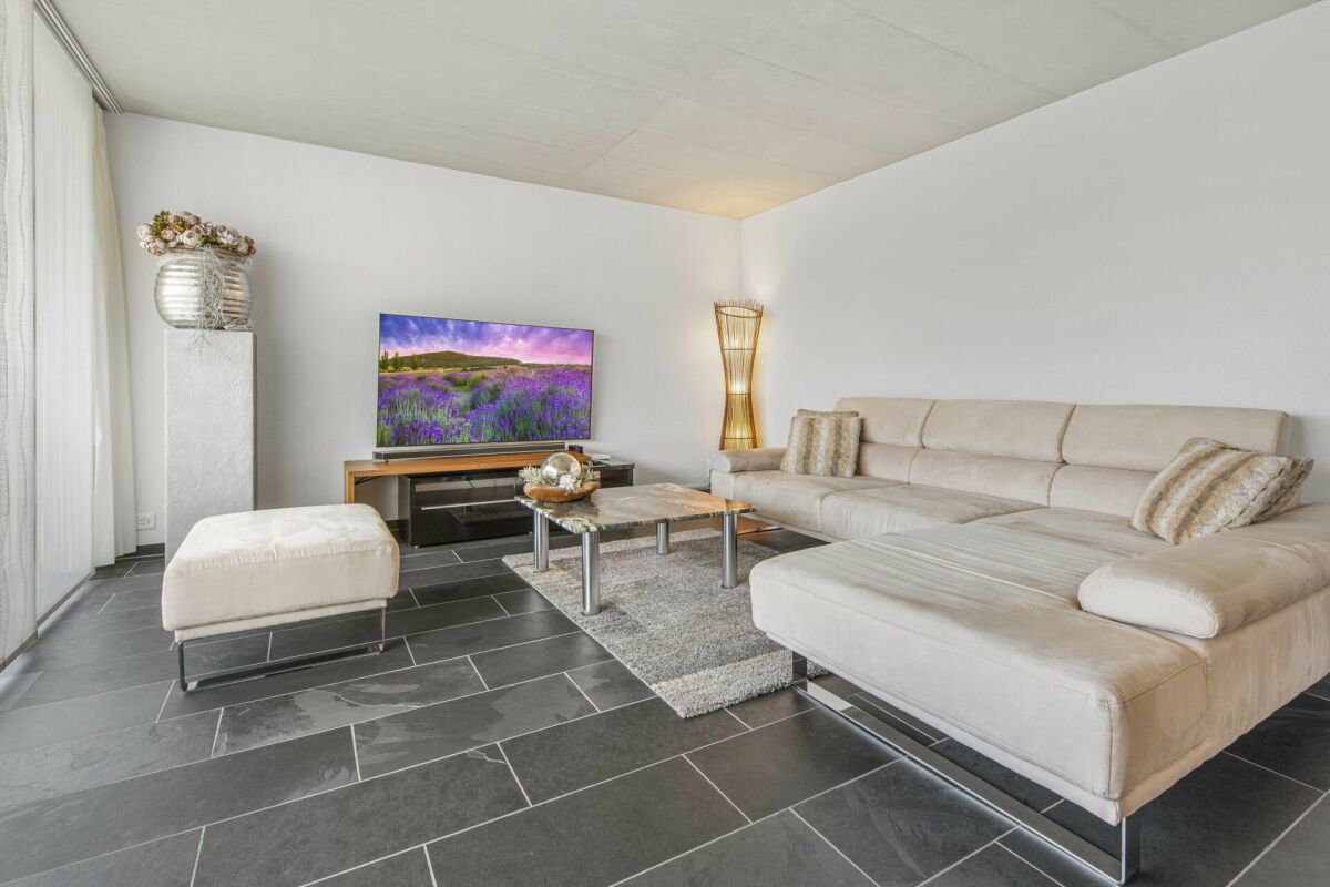 Helles modernes Wohnzimmer mit Ecksofa