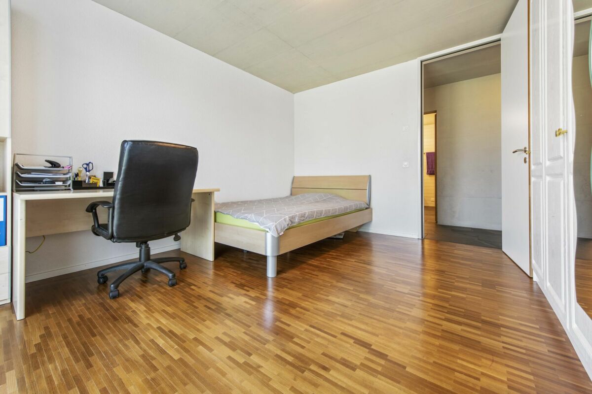 Schlichtes Schlafzimmer mit Arbeitsbereich
