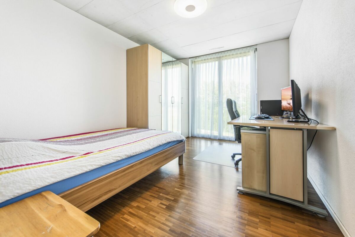 Helles Schlafzimmer mit Arbeitsbereich