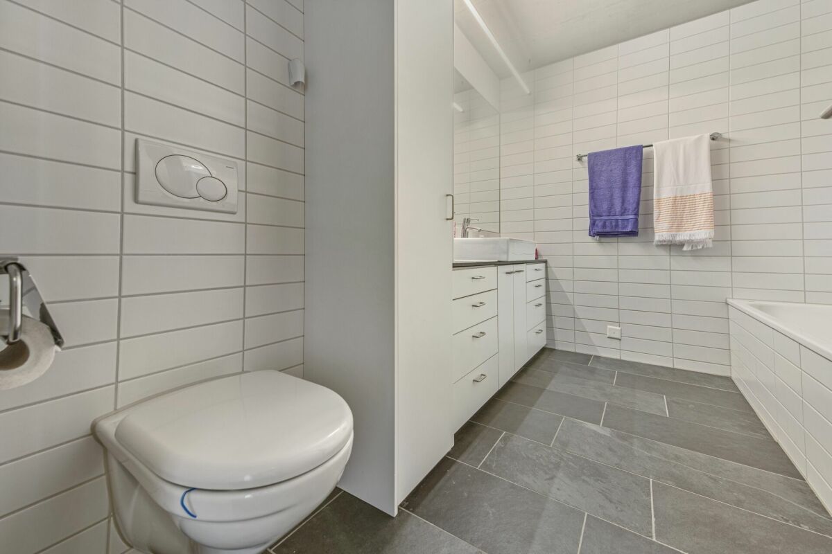 Modernes Badezimmer mit WC und Badewanne