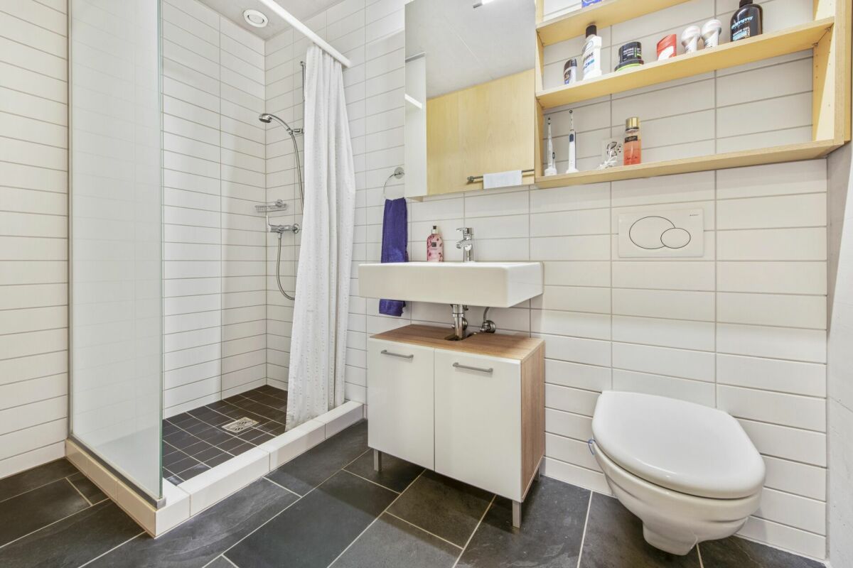 Modernes Badezimmer mit Dusche und WC