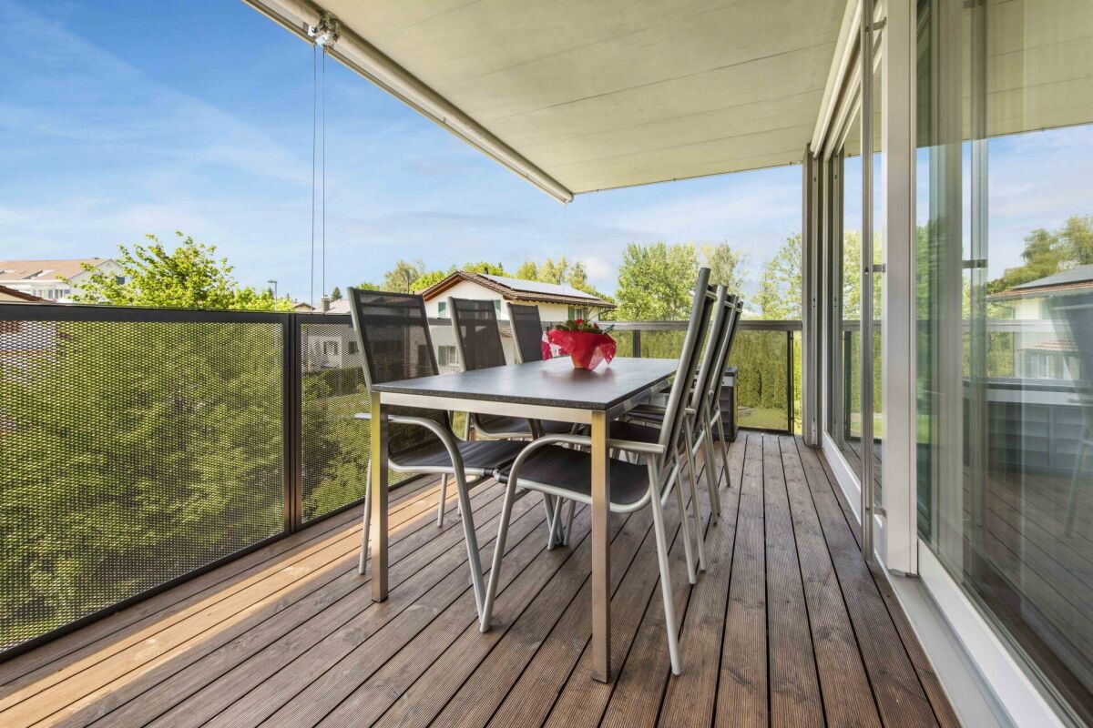 Überdachter Balkon mit Essbereich