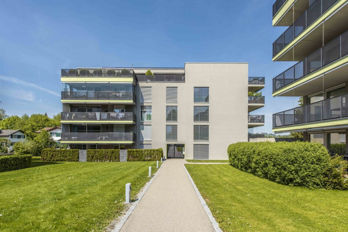 Moderne Wohnanlage mit Grünflächen und Balkonen