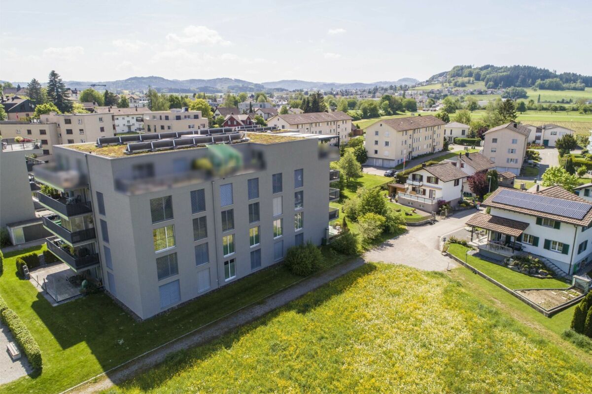 Luftaufnahme eines modernen Wohngebäudes in grüner Umgebung