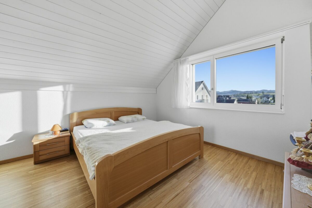 Helles Schlafzimmer mit Dachschräge und Ausblick