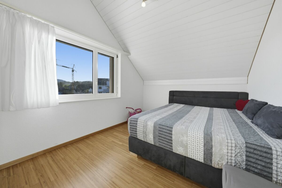 Schlafzimmer mit Dachschräge