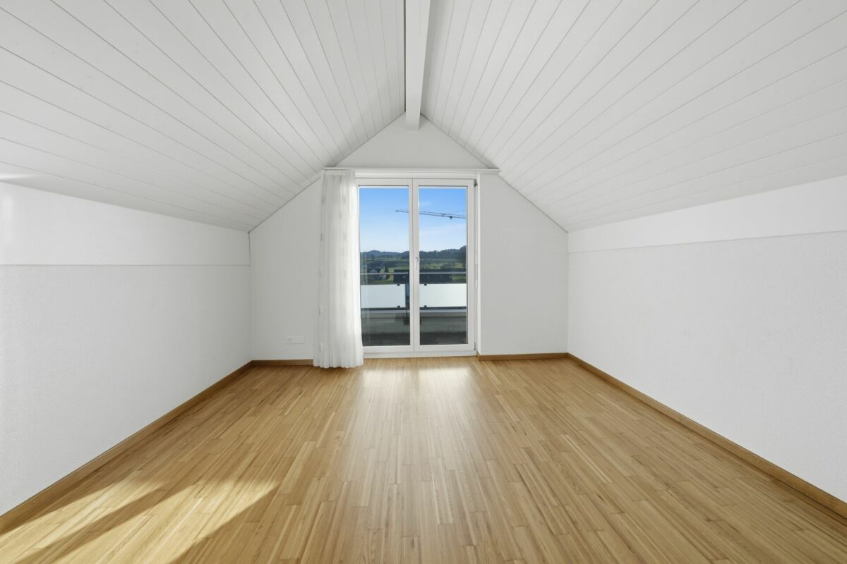 Dachzimmer mit Balkonblick