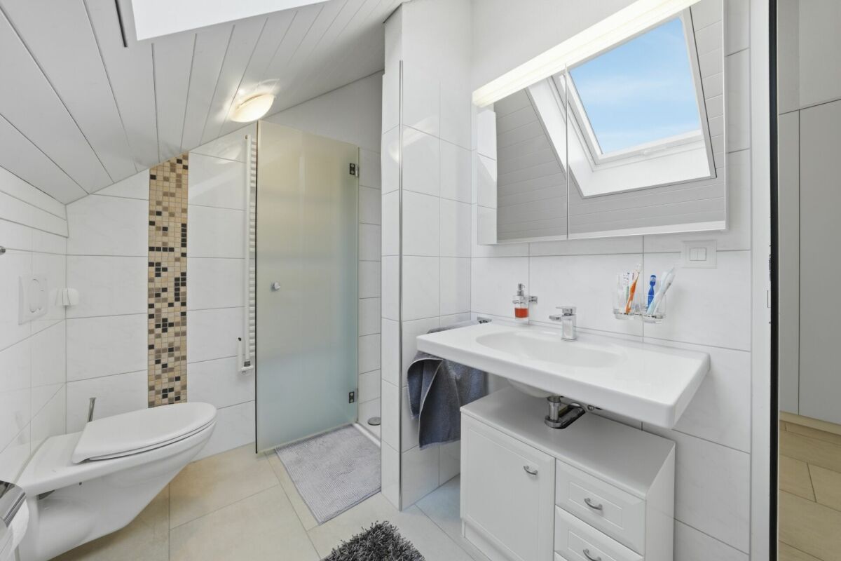 Modernes Badezimmer mit Dachfenster