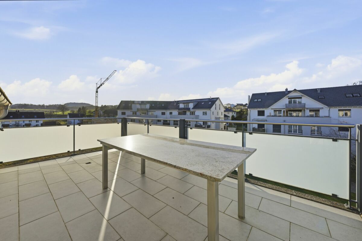 Dachterrasse mit Ausblick auf Wohngebäude