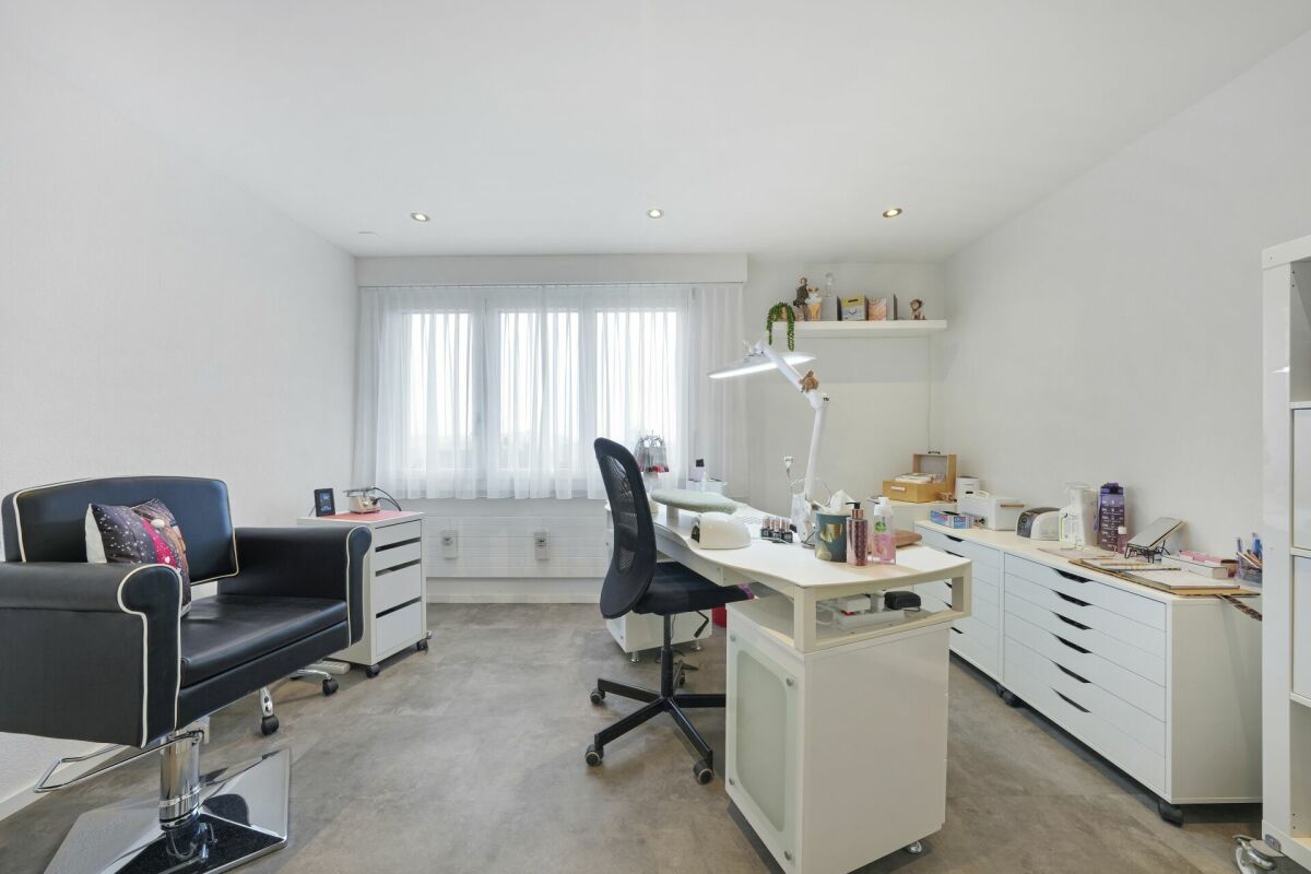 Helles Arbeitszimmer oder Studio mit weißer Einrichtung
