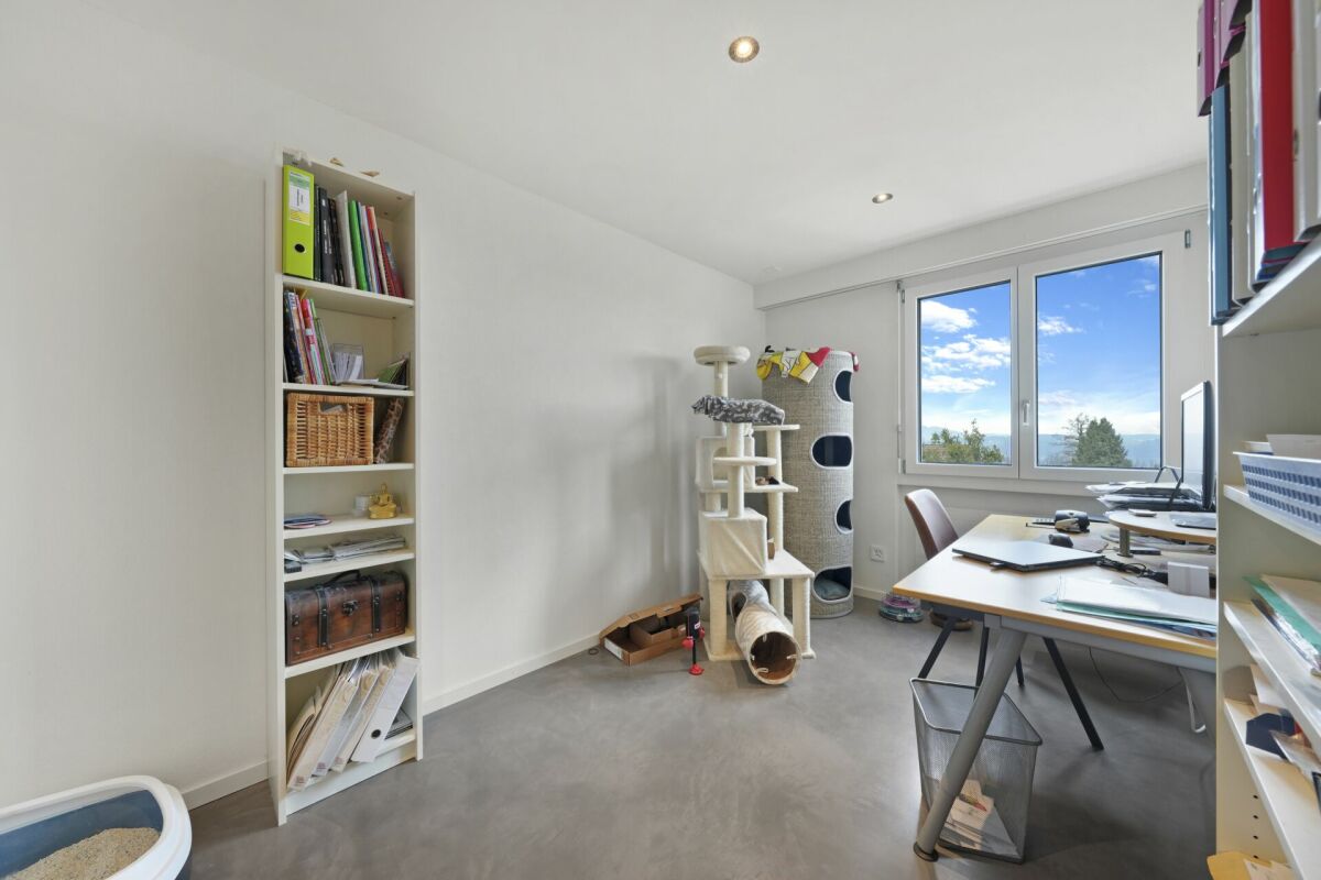 Helles Arbeitszimmer mit Ausblick