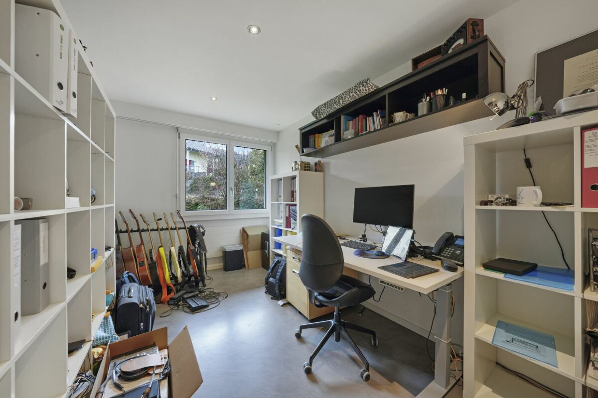 Arbeitszimmer mit Schreibtisch und Regalen