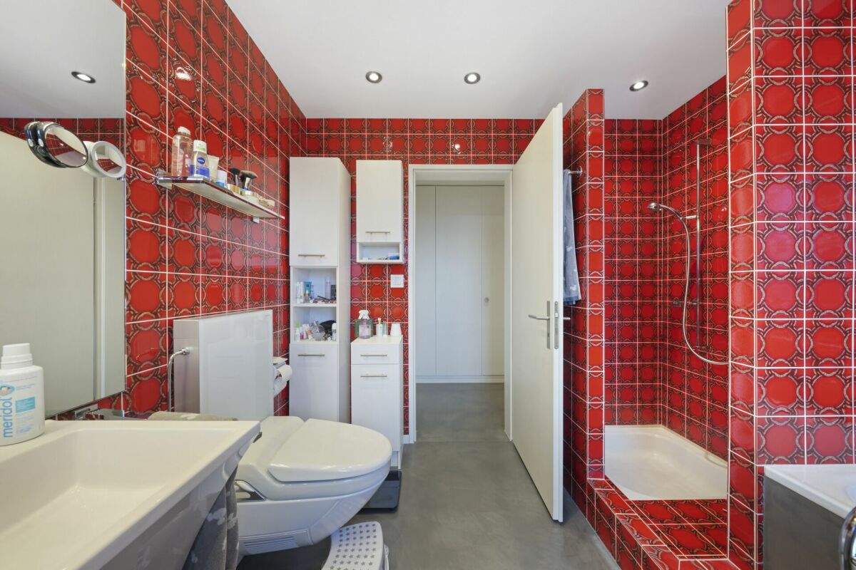 Rotes Badezimmer mit auffälligen Fliesen