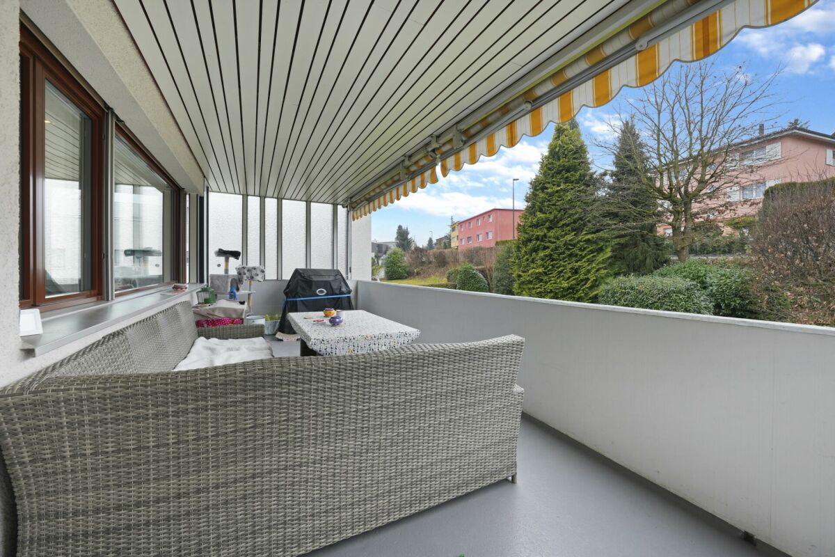 Überdachter Balkon mit Sitzgruppe