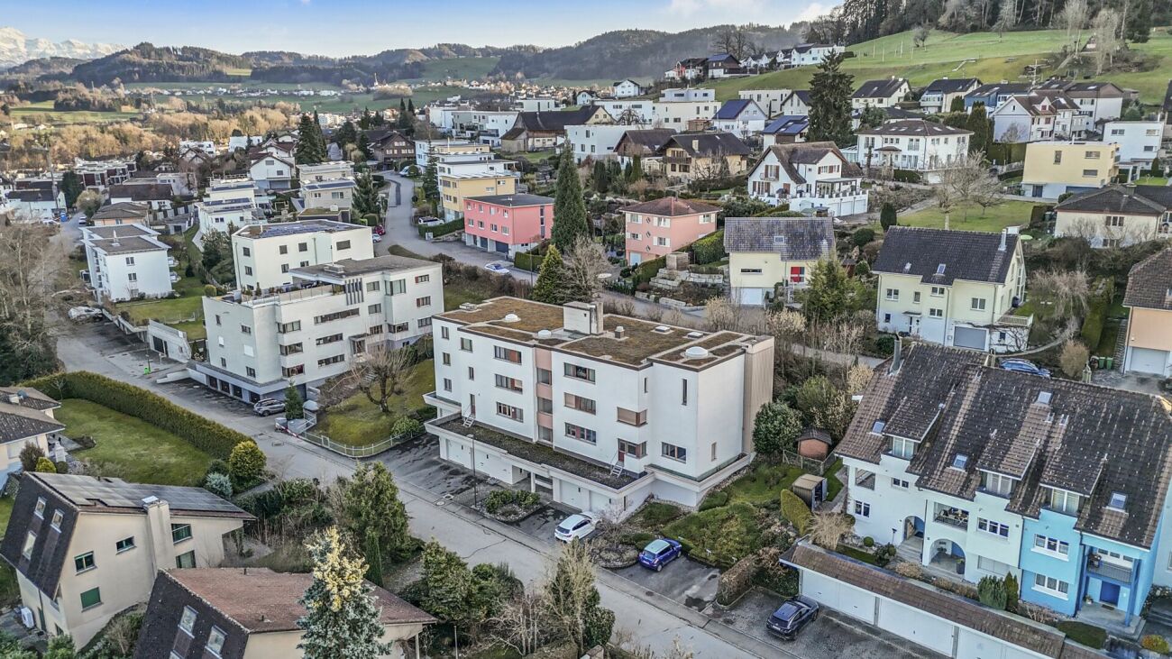 Luftaufnahme eines Wohngebiets mit Mehrfamilien- und Einfamilienhäusern