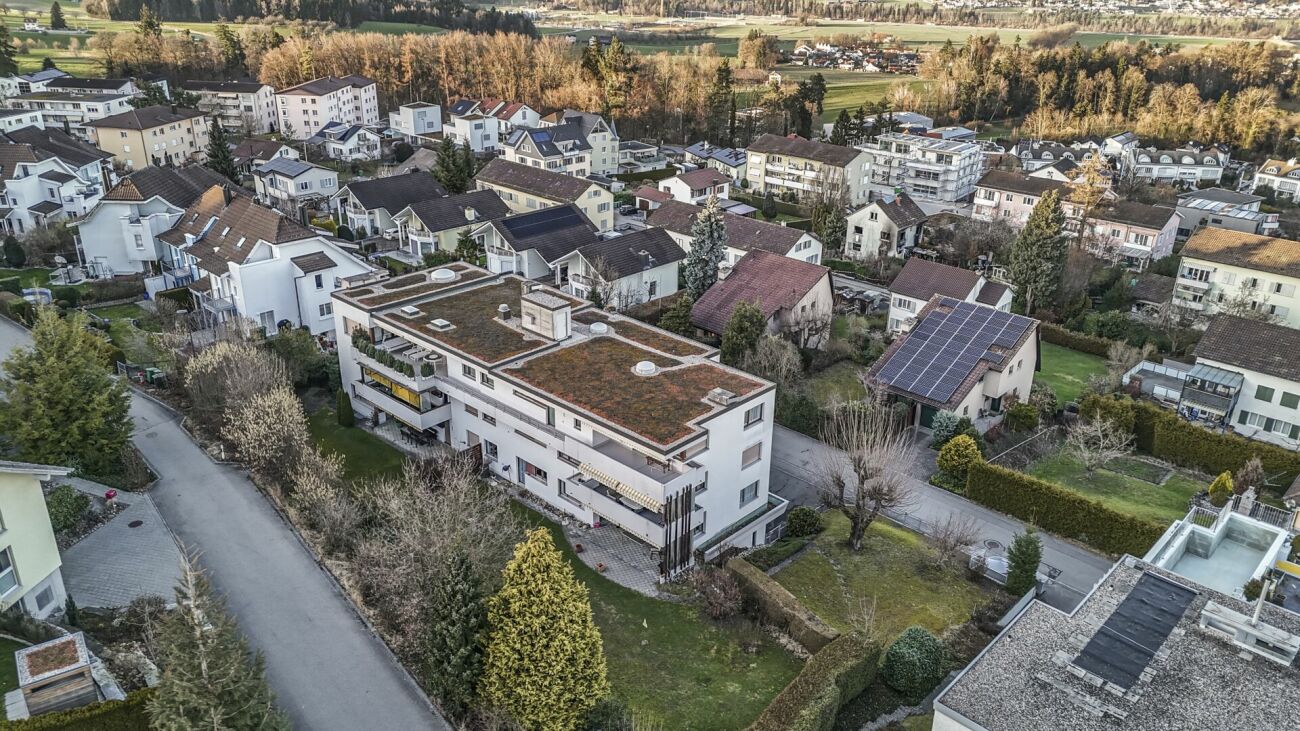Luftaufnahme eines Wohnviertels mit Mehrfamilienhaus