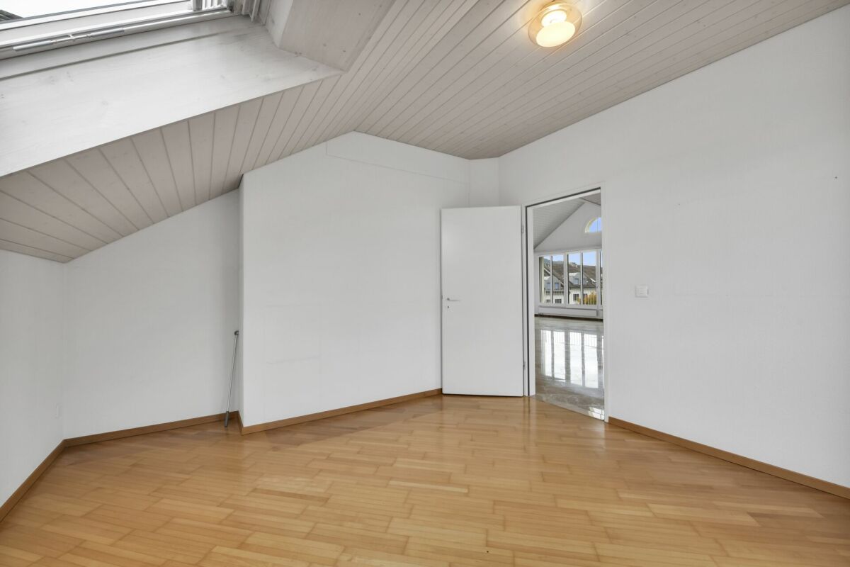 Heller Dachgeschossraum mit Schrägen