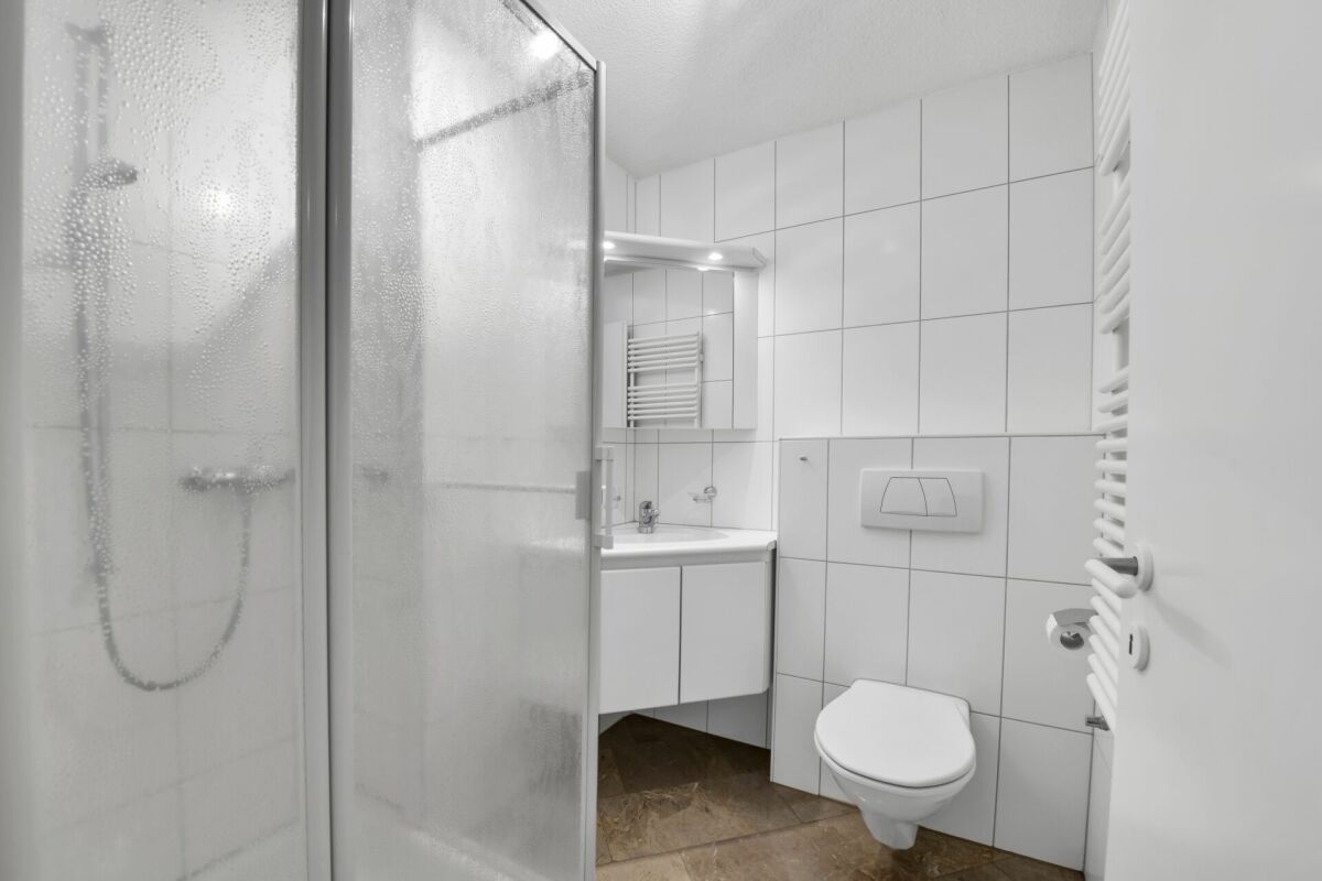 Badezimmer mit Dusche und WC