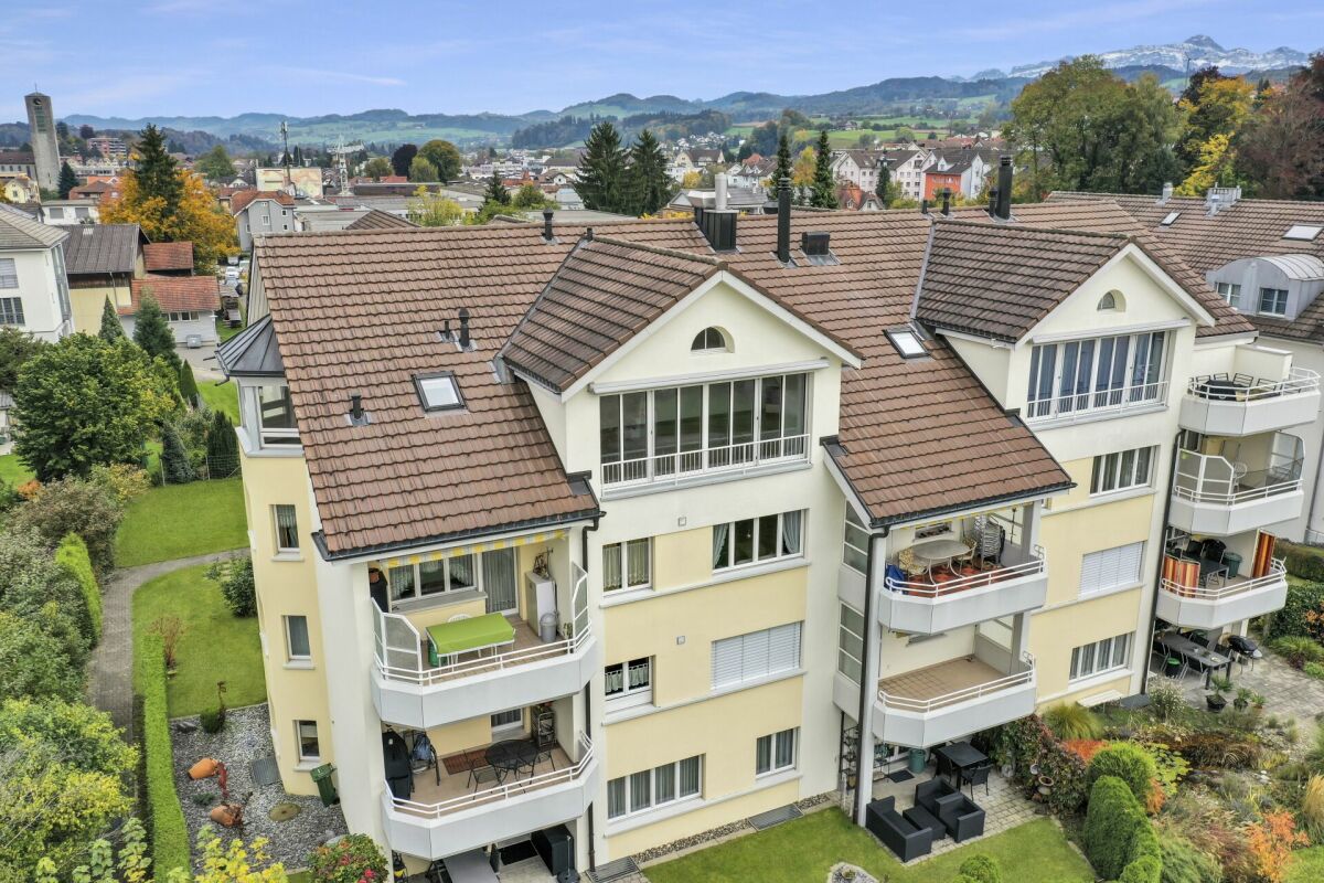 Mehrfamilienhaus mit Balkonen und Bergblick