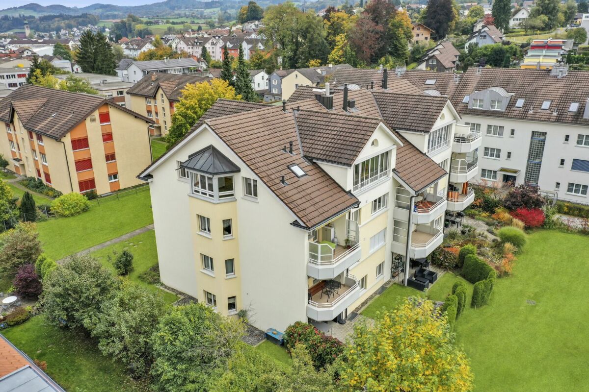 Wohnhaus mit Balkonanlage in grüner Wohnlage