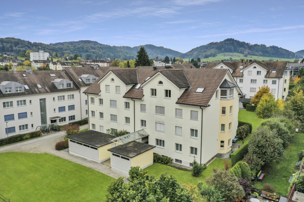 Wohnanlage mit Blick auf die Berge