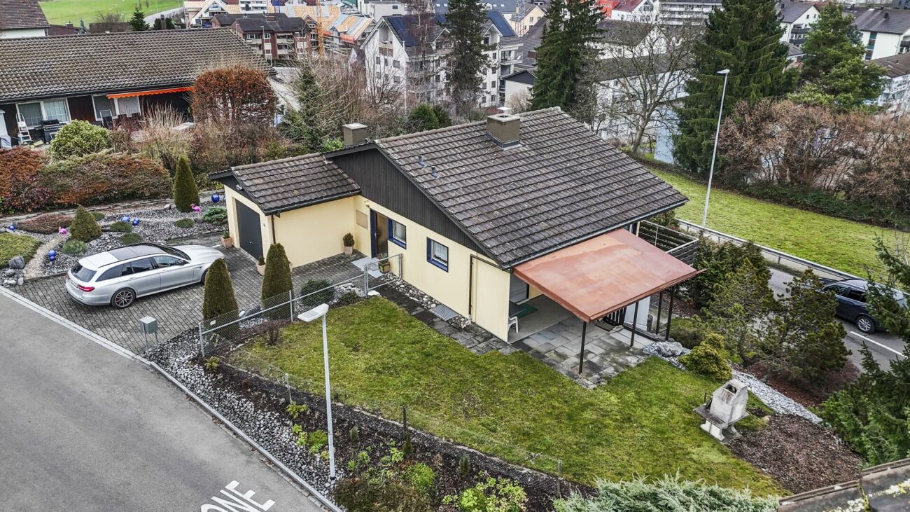 Einfamilienhaus mit Garten und Carport