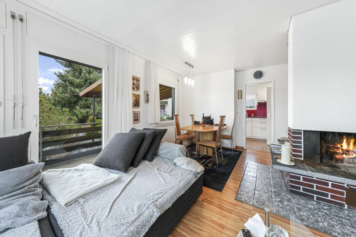 Wohnzimmer mit Kamin und Essbereich