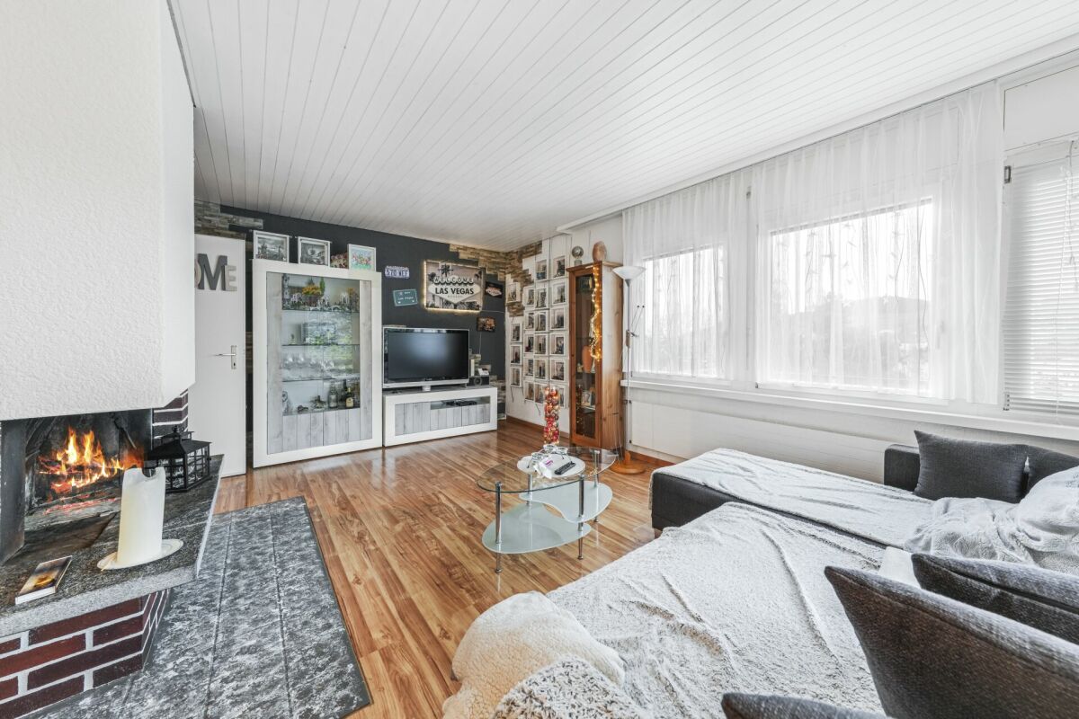 Helles Wohnzimmer mit Kamin