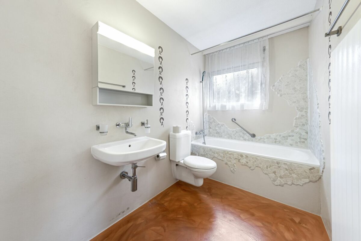 Badezimmer mit Wanne und Wandwaschbecken