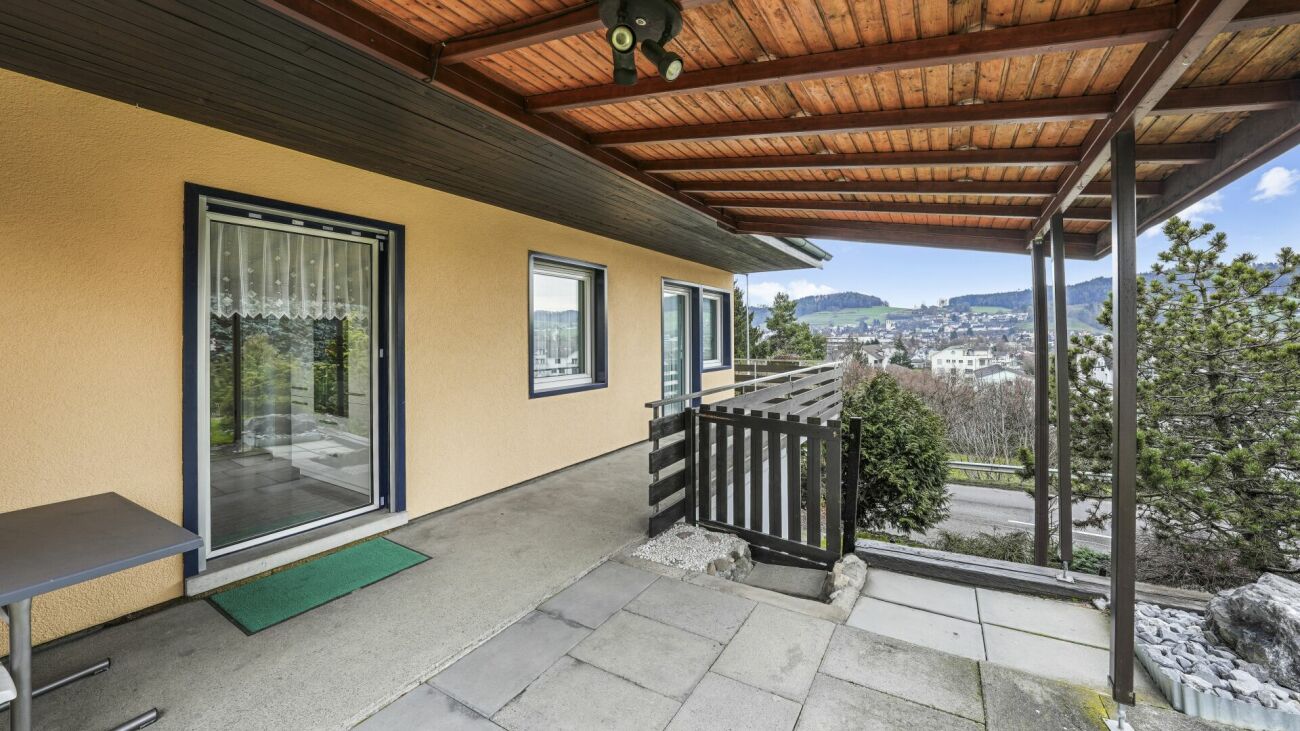 Überdachte Terrasse mit Aussicht
