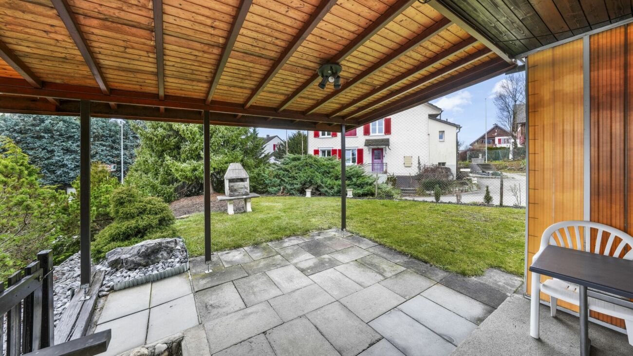 Überdachte Terrasse mit Gartenblick