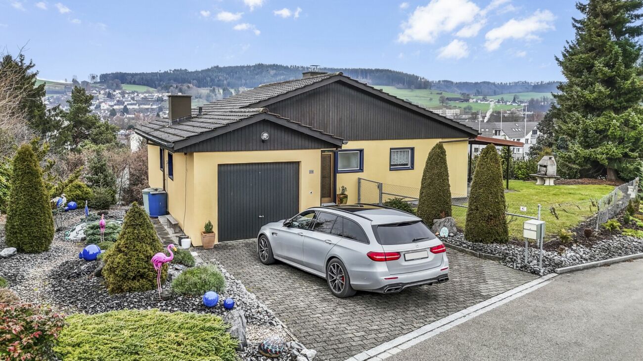 Einfamilienhaus mit Garage und gepflegtem Garten