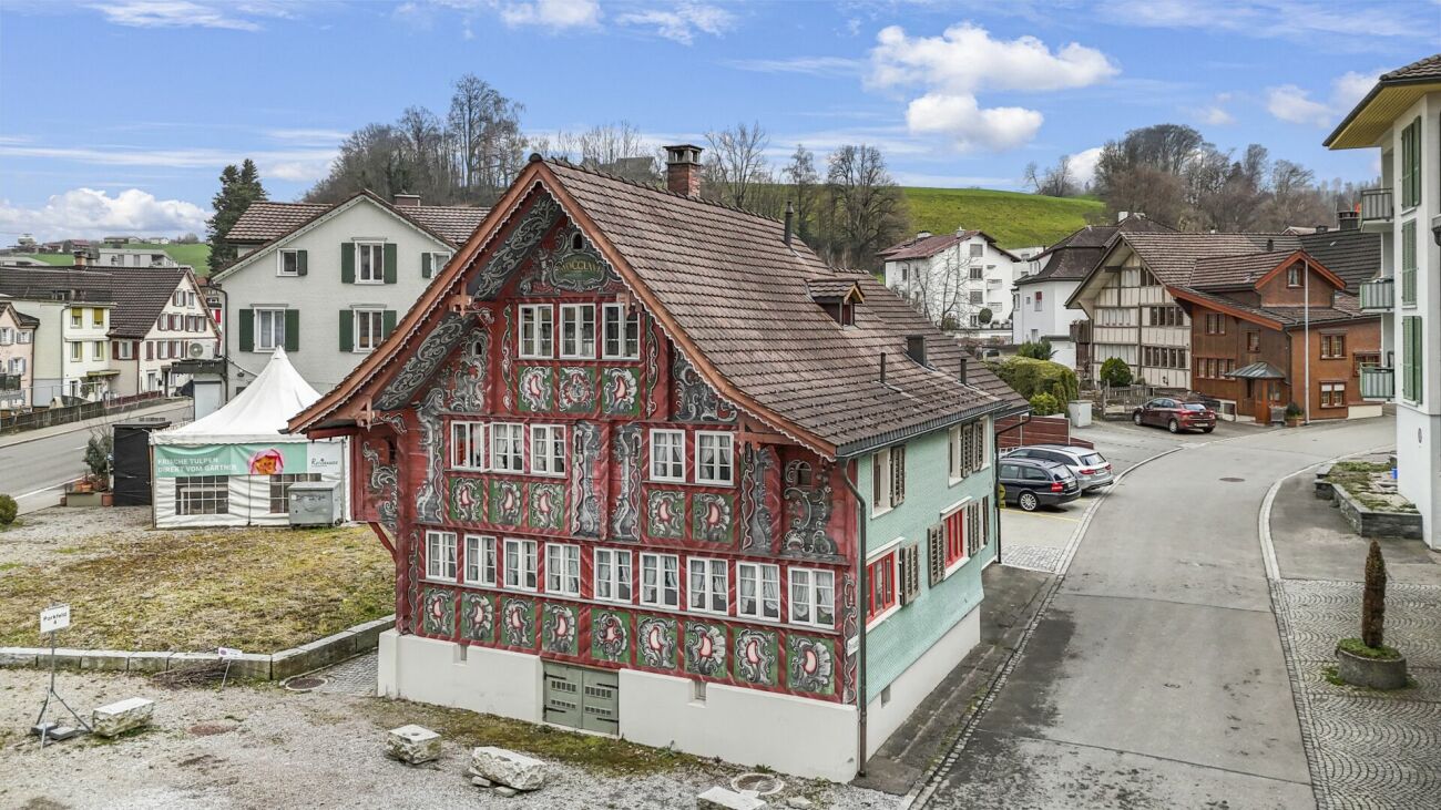 Historisches Wohnhaus mit reich verzierter Fassade