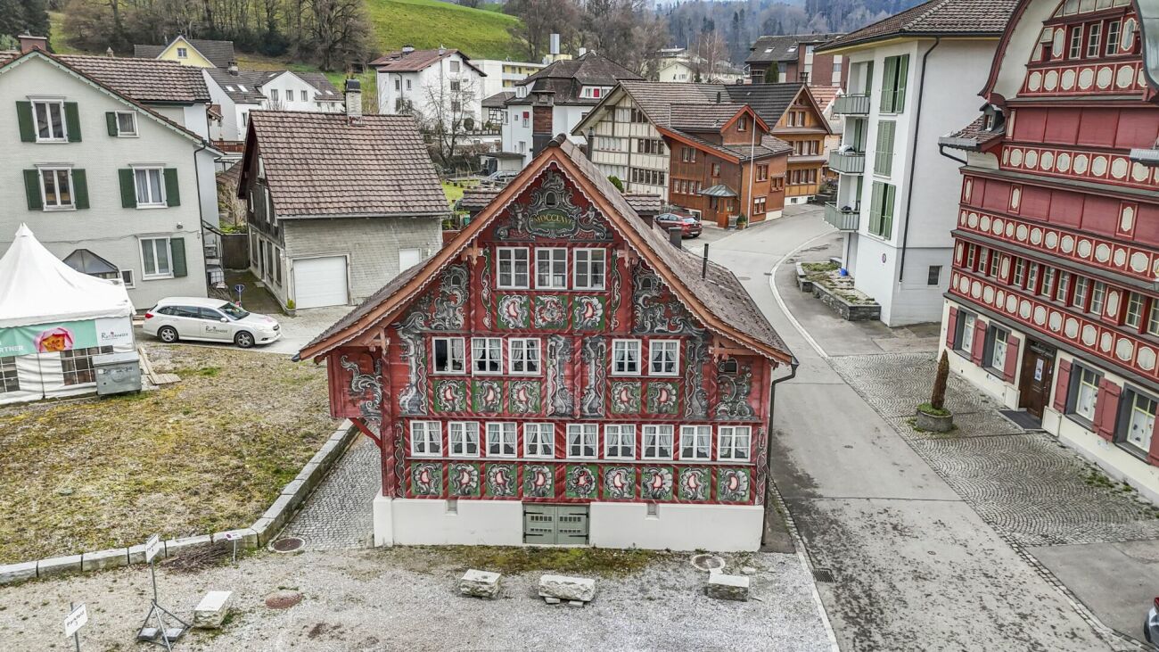 Historisches Haus mit reich verzierter Fassadenmalerei