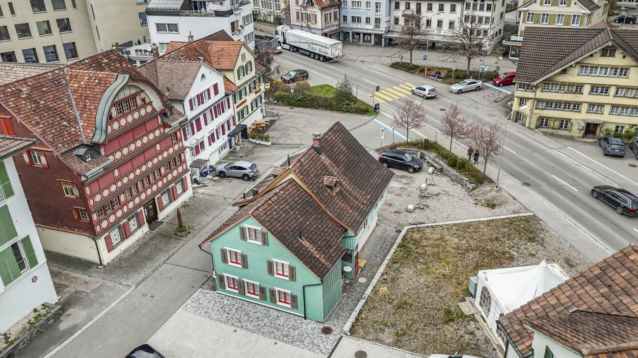 Historische Häuser und Straßenkreuzung aus der Vogelperspektive