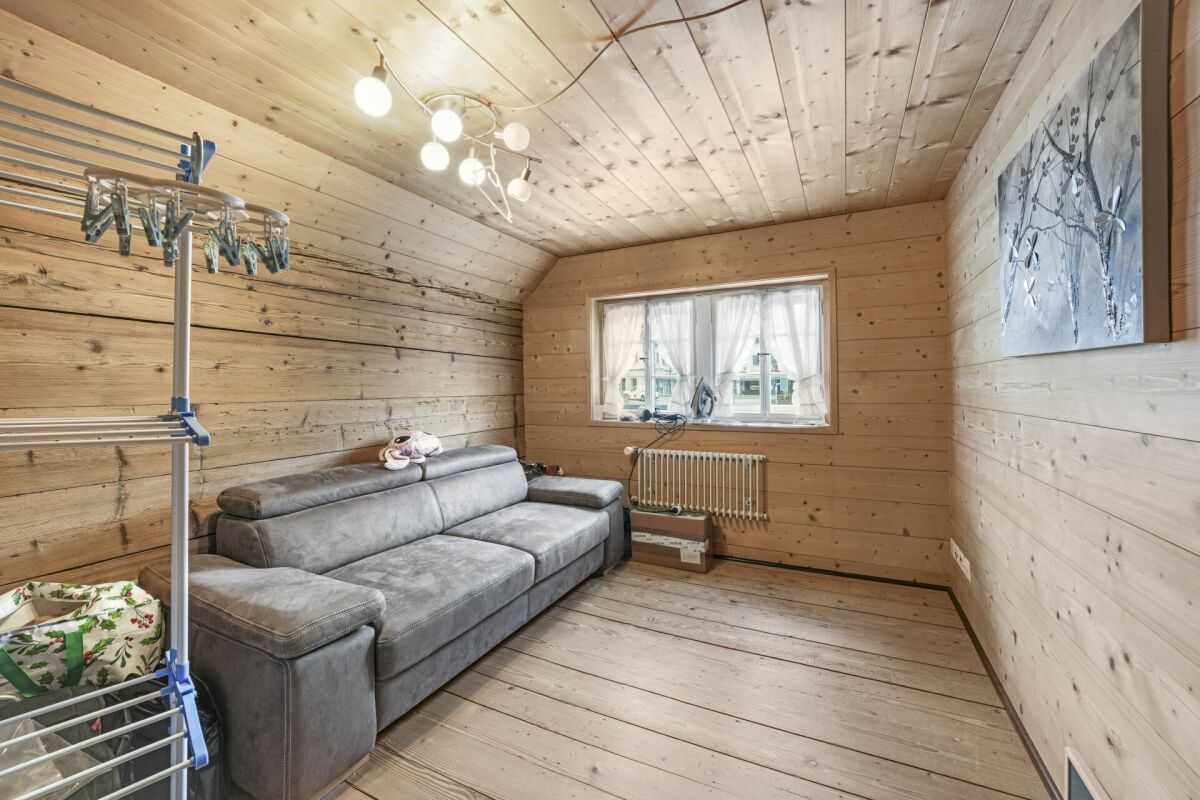 Holzverkleideter Wohnraum mit Sofa