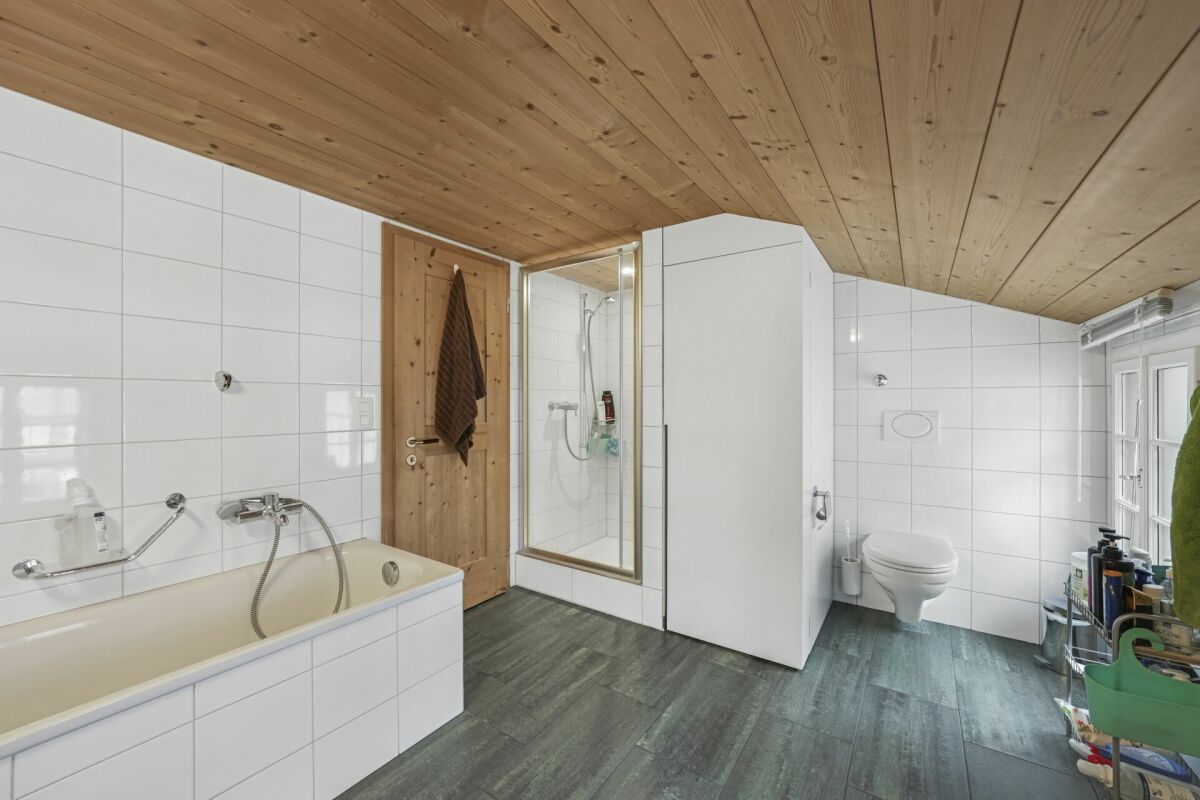 Modernes Badezimmer mit Holzdecke