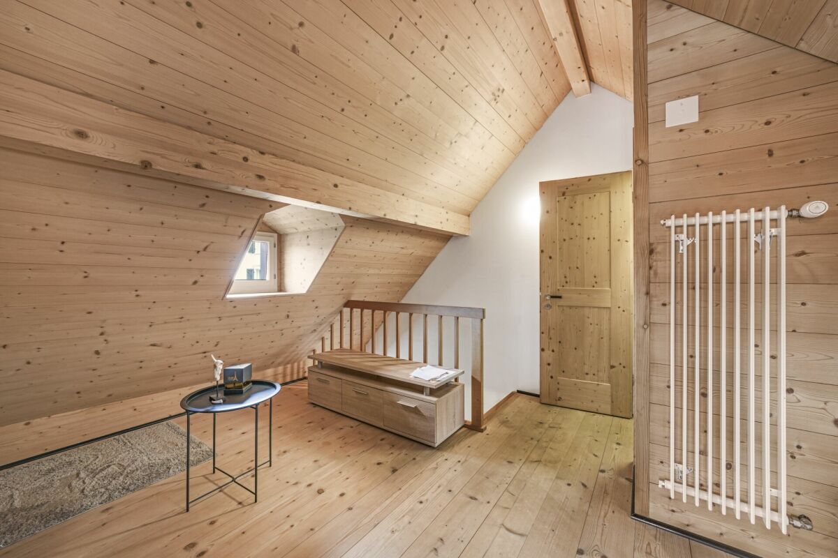 Ausgebauter Dachraum mit Holzverkleidung