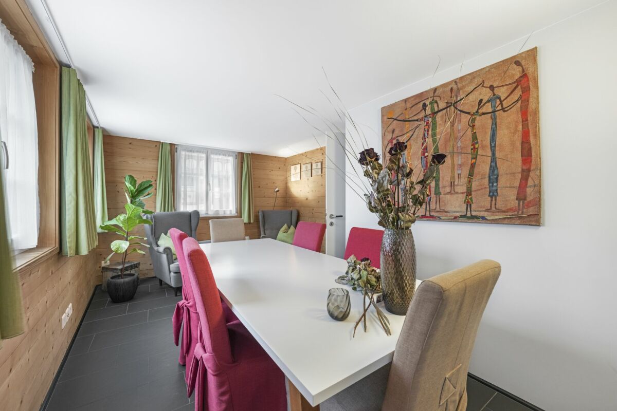 Esszimmer mit farbigen Stühlen