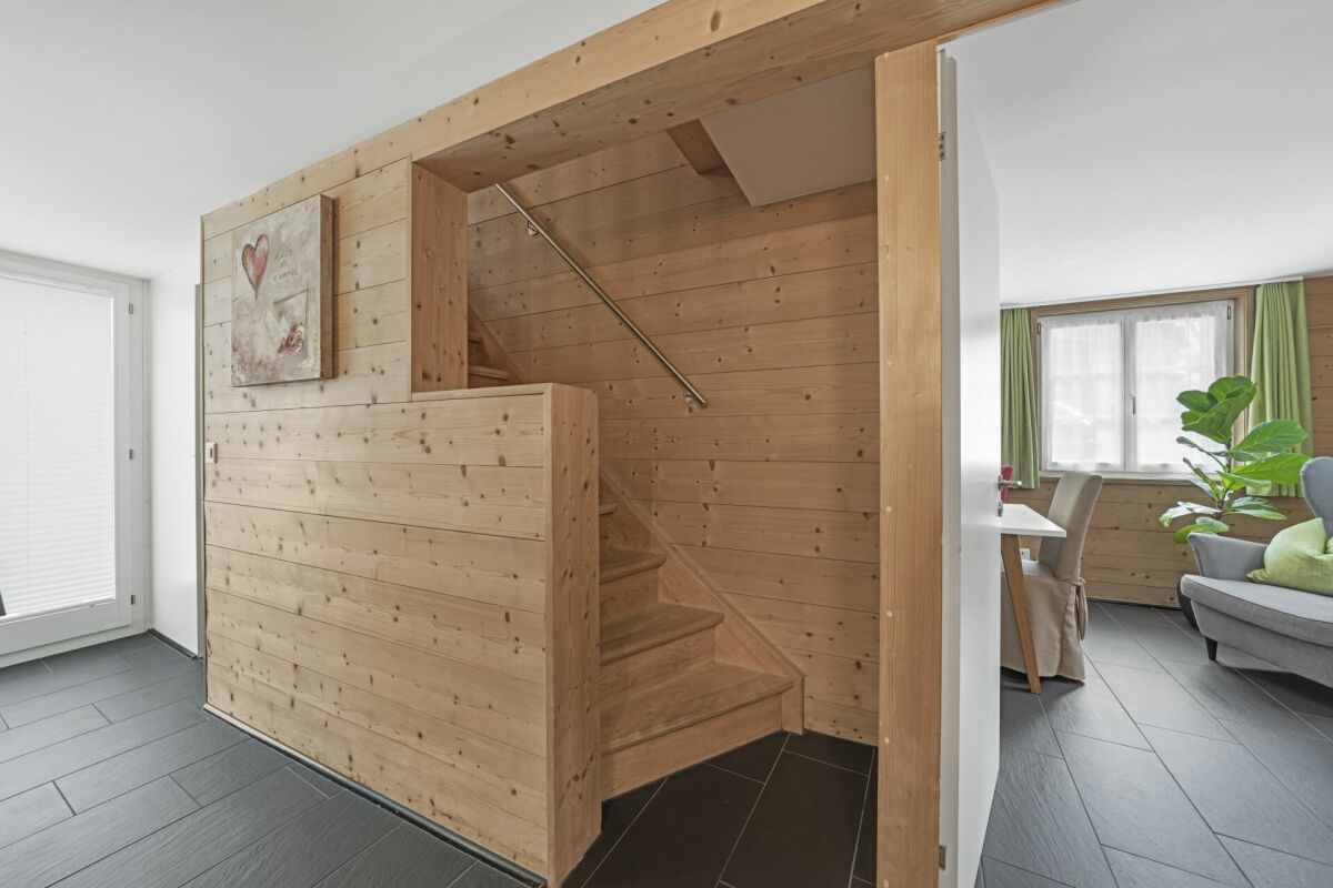 Holztreppe im Wohnbereich