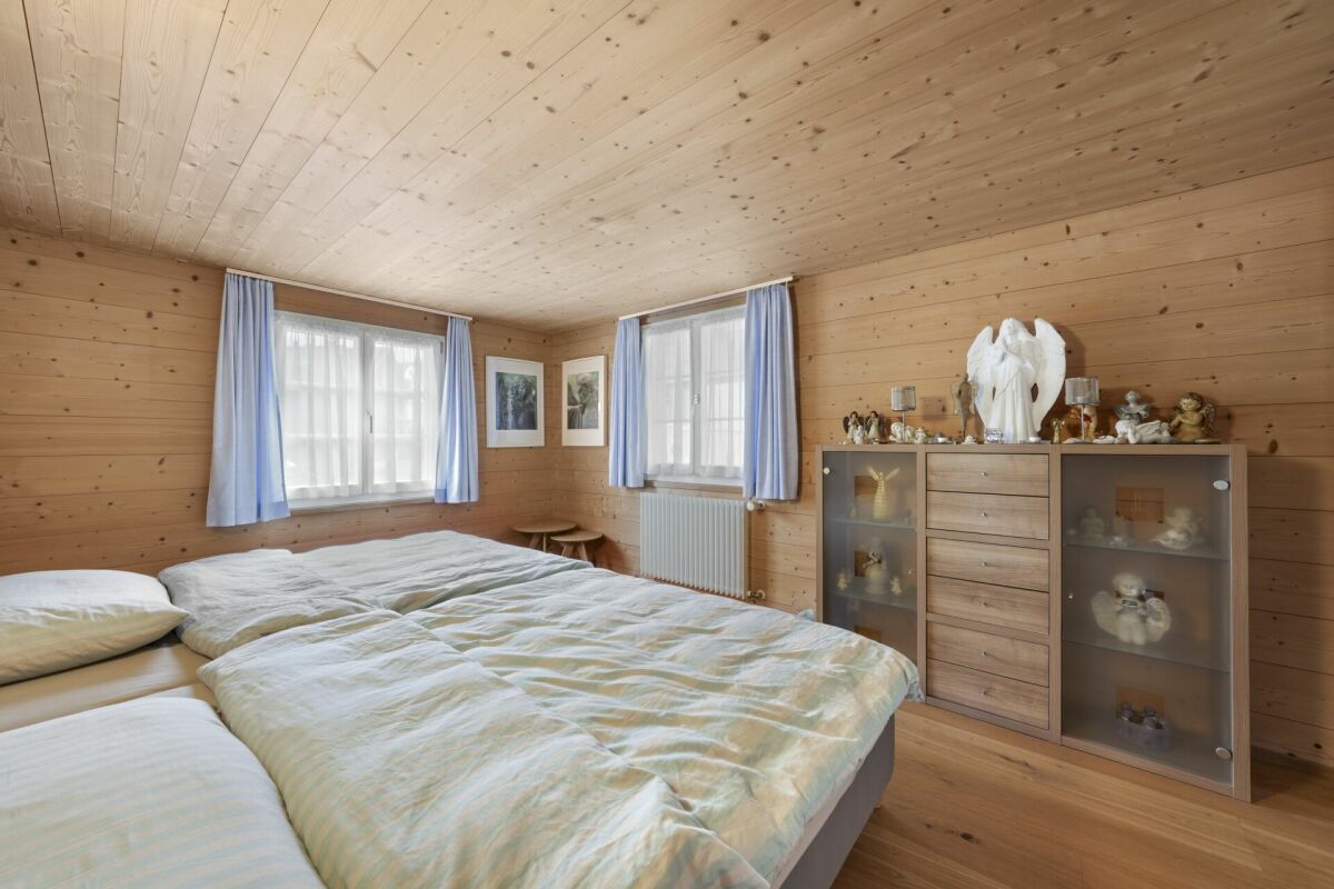 Gemütliches Holzzimmer mit Doppelbett