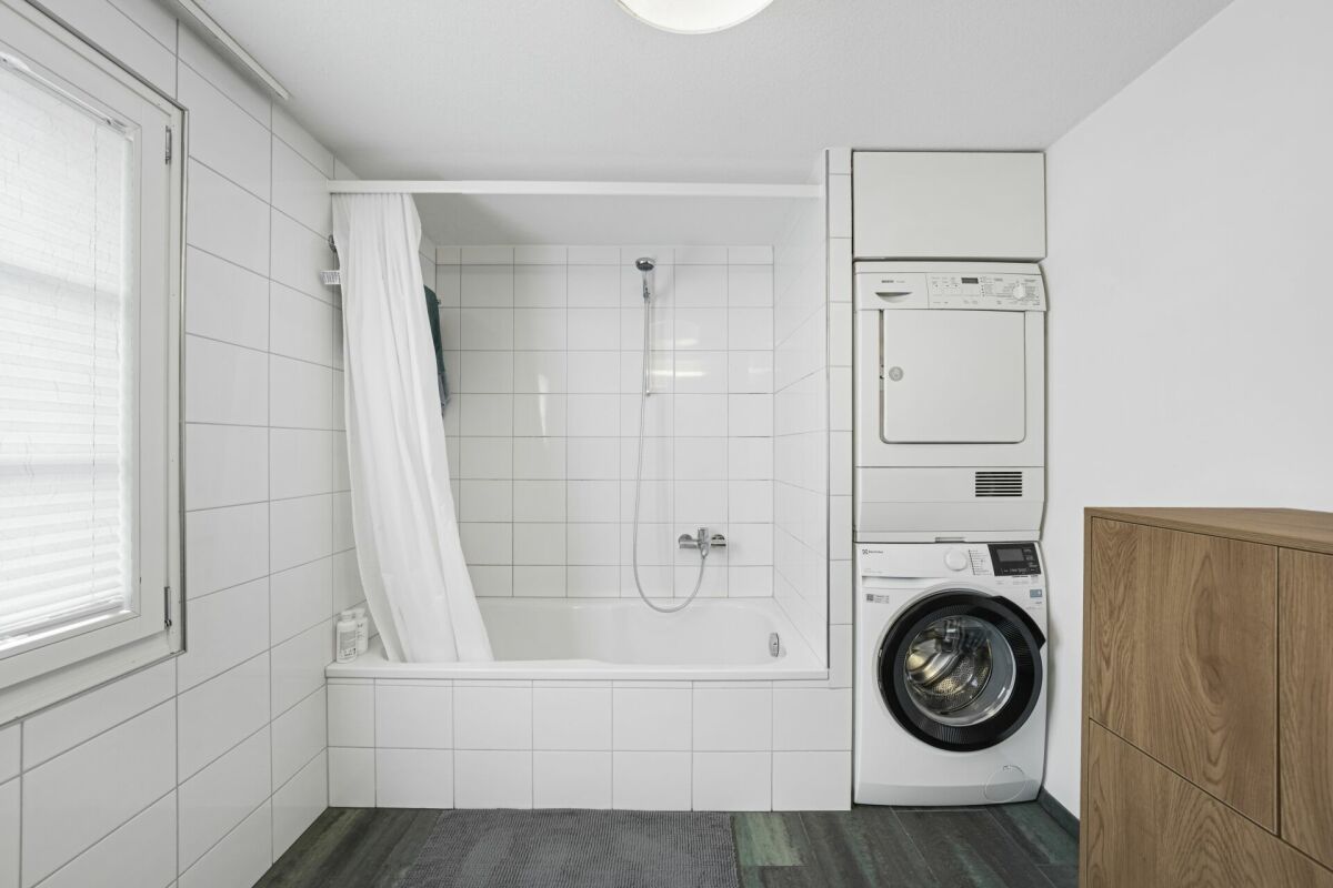 Badezimmer mit Waschturm und Badewanne