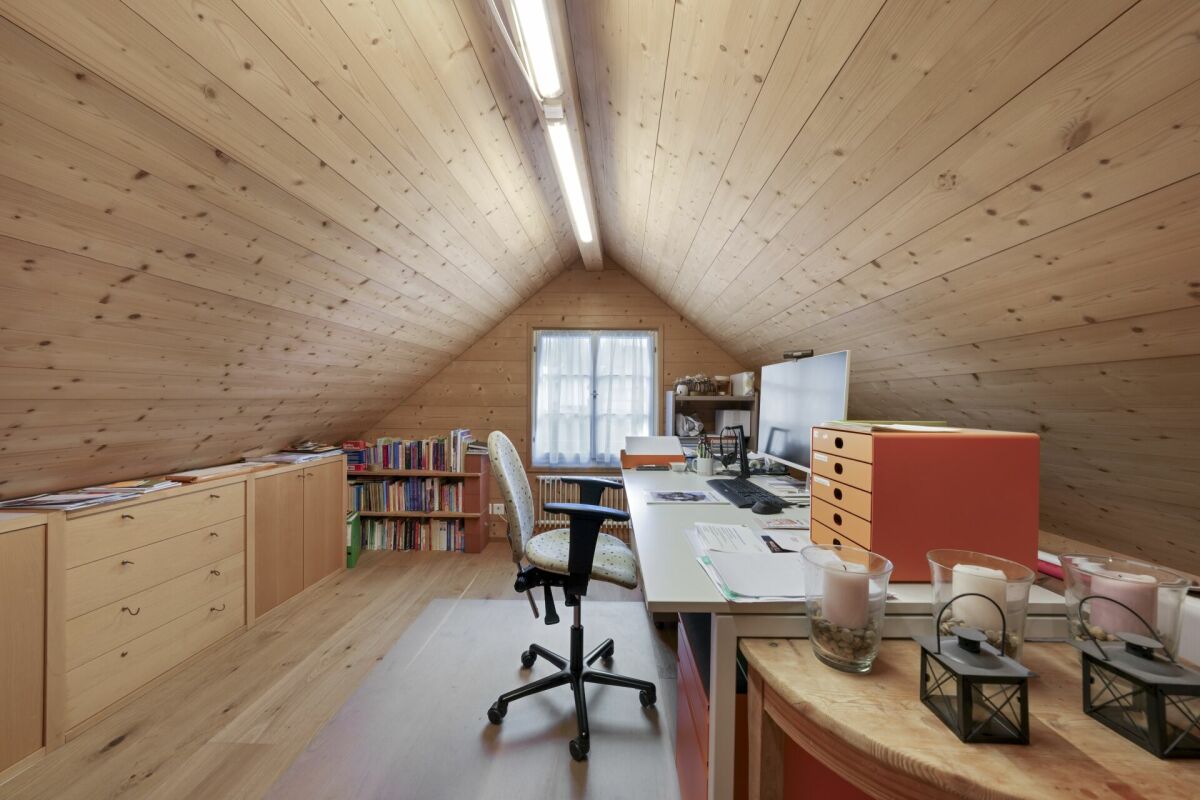 Dachzimmer mit Arbeitsplatz