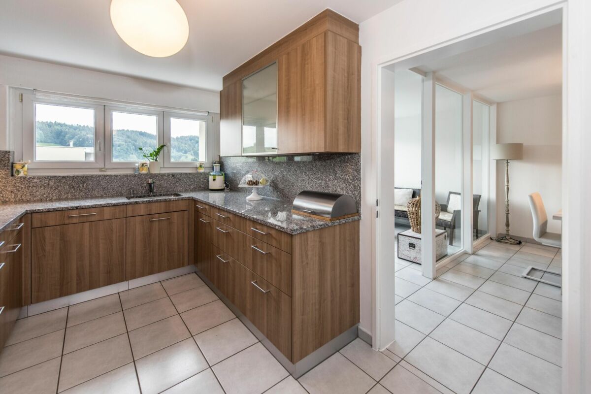 Moderne Küche mit Blick in einen angrenzenden Raum
