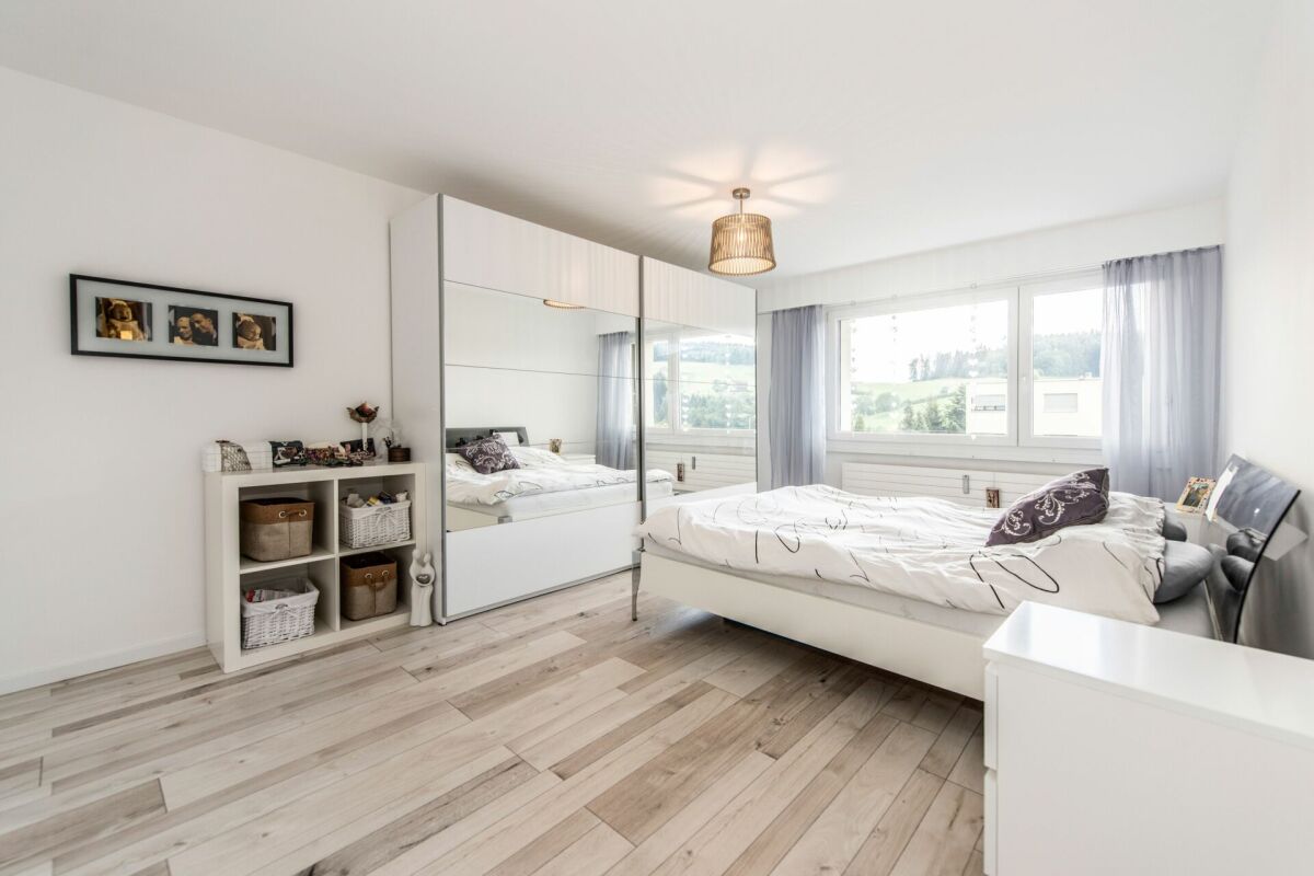 Helles Schlafzimmer mit moderner Einrichtung