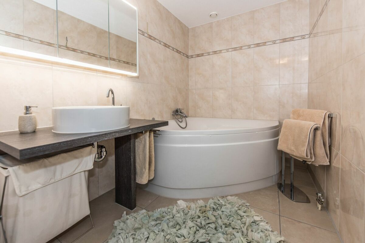 Modernes Badezimmer mit Eckbadewanne und Waschtisch