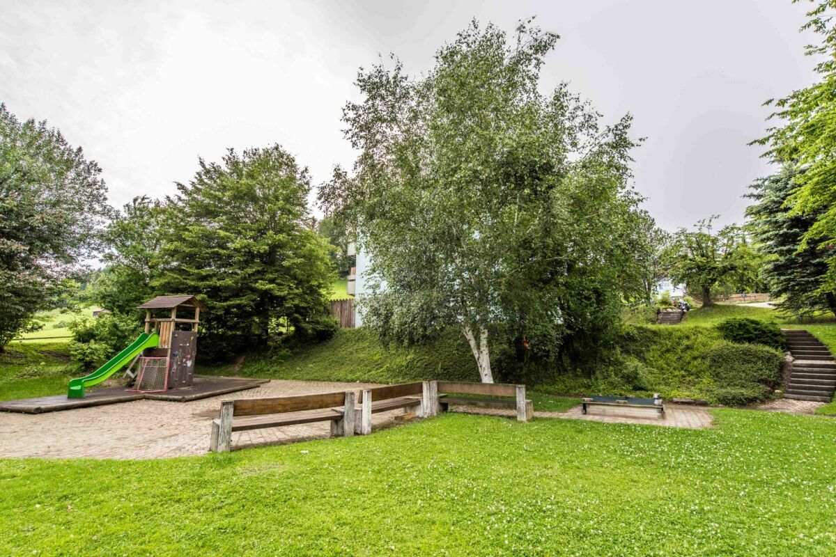 Spielplatz im grünen Außenbereich
